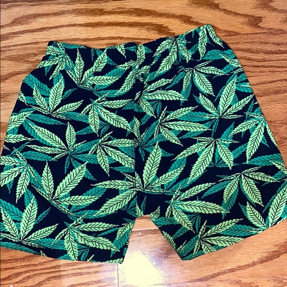 Leaf Print Fabric Shorts - Picture 3 of 3